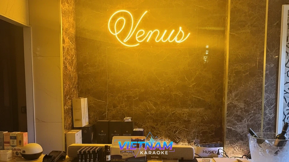 노란색 네온사인이 있는 카운터 인테리어