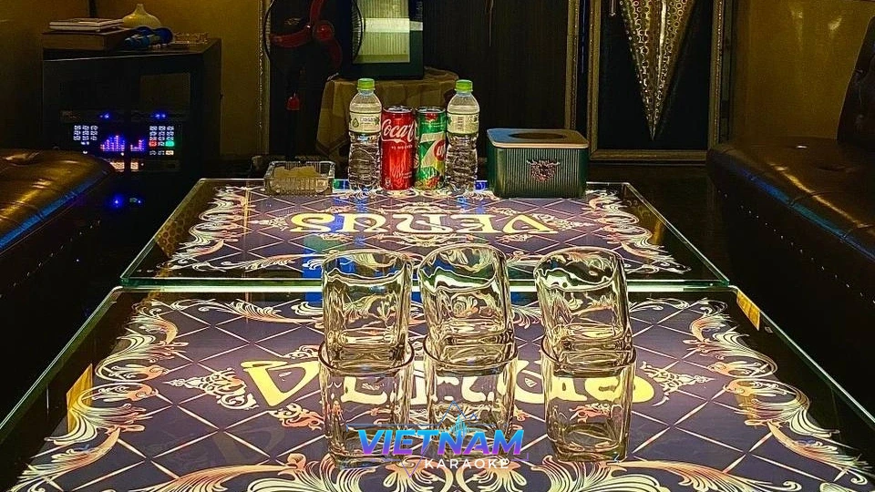 음료가 세팅된 가라오케 룸 내부 테이블