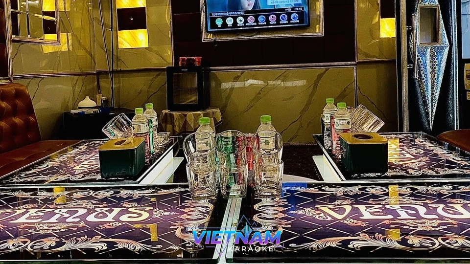 비너스 로고가 새겨진 룸 테이블 모습