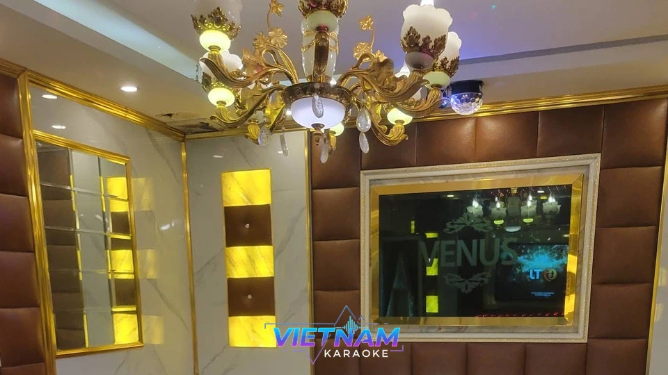 샹들리에와 거울로 장식된 화려한 벽면