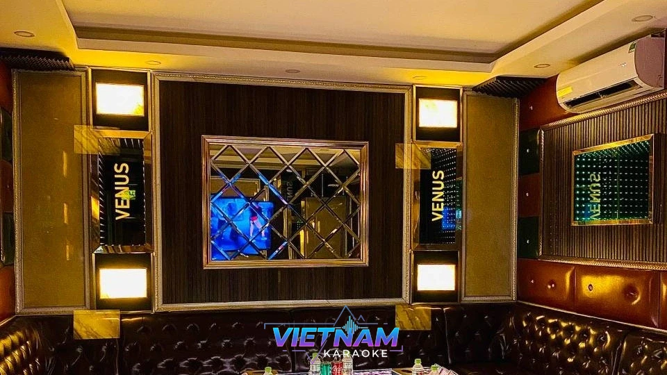 독특한 거울 장식의 룸 벽면 인테리어