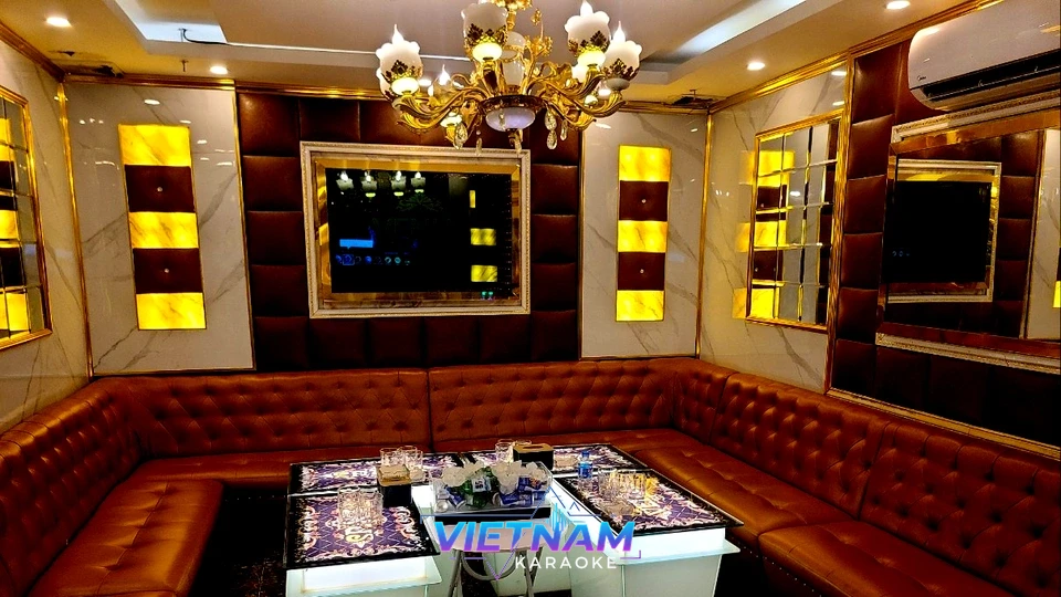 샹들리에가 있는 넓은 가라오케 룸 전경