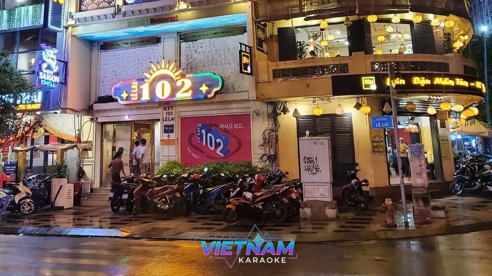 102 가라오케 건물 야경과 오토바이