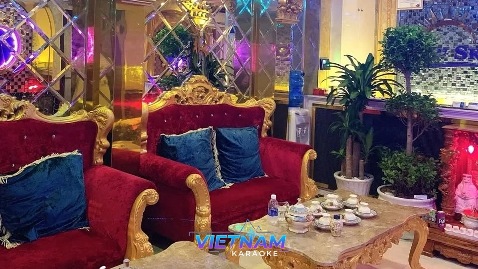 붉은 소파가 있는 고급스러운 로비