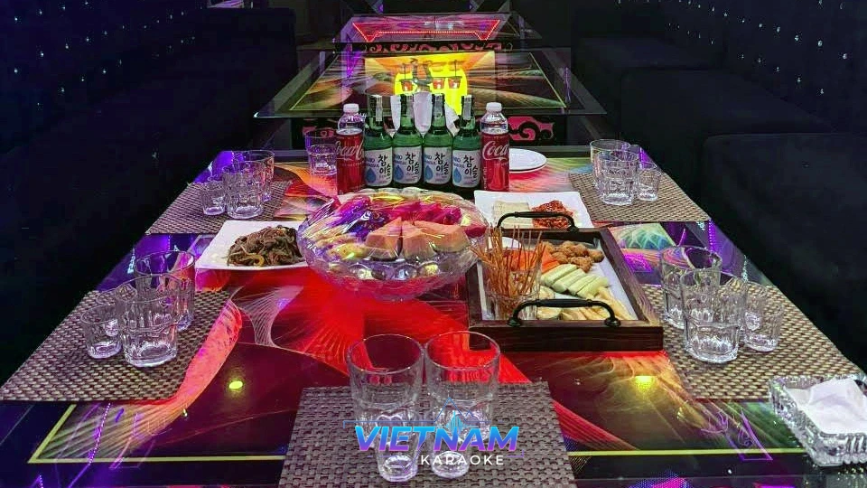 가라오케 룸 테이블 위 과일과 술