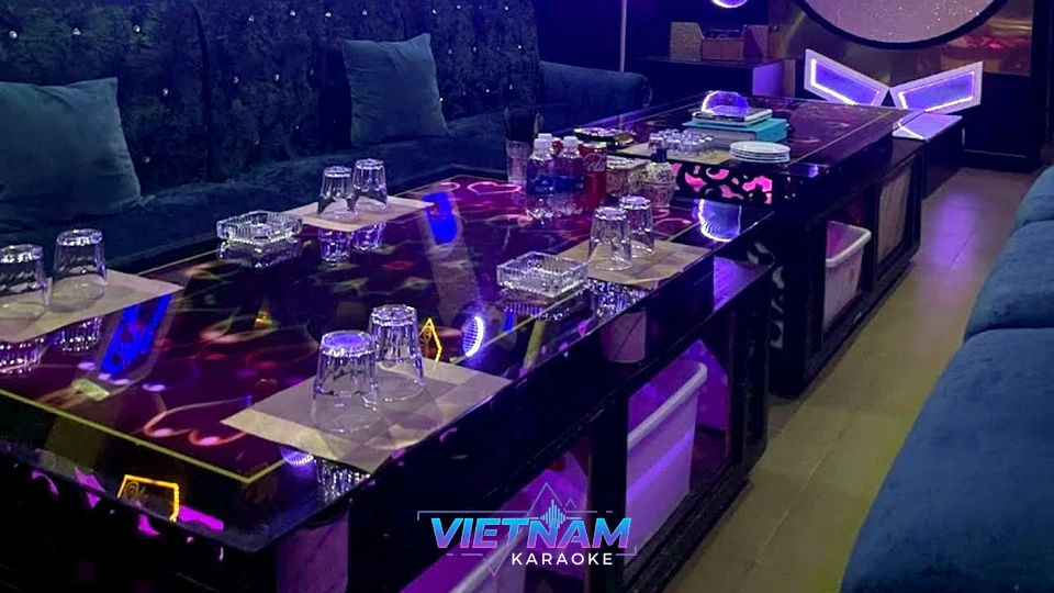 유리 테이블이 있는 가라오케 룸