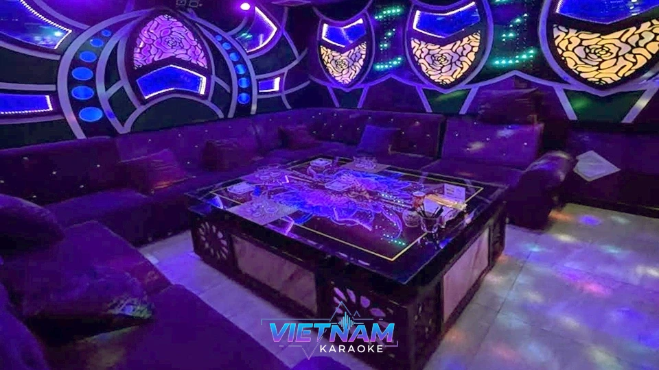 넓은 좌석과 화려한 조명의 가라오케