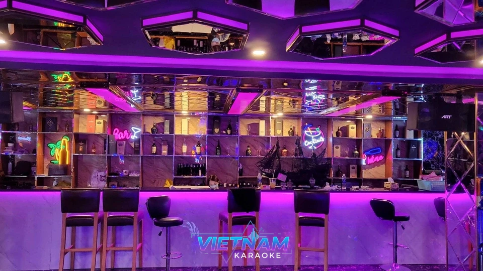 보라색 조명의 내부 바