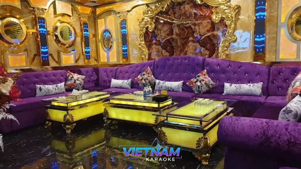 보라색 소파와 대형 테이블