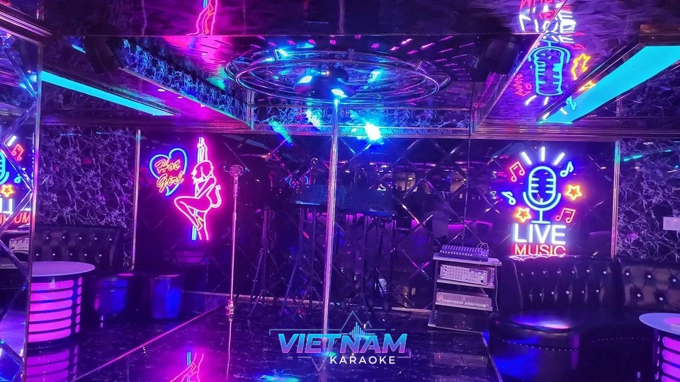 네온 조명과 무대 시설