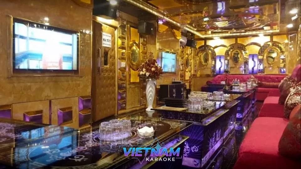 금빛 인테리어 가라오케 룸