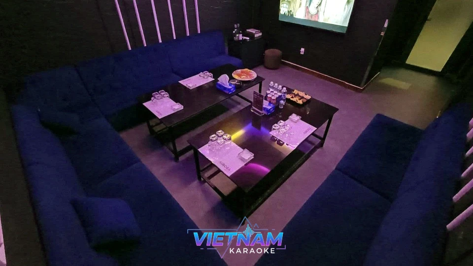 넓은 소파가 있는 룸 내부