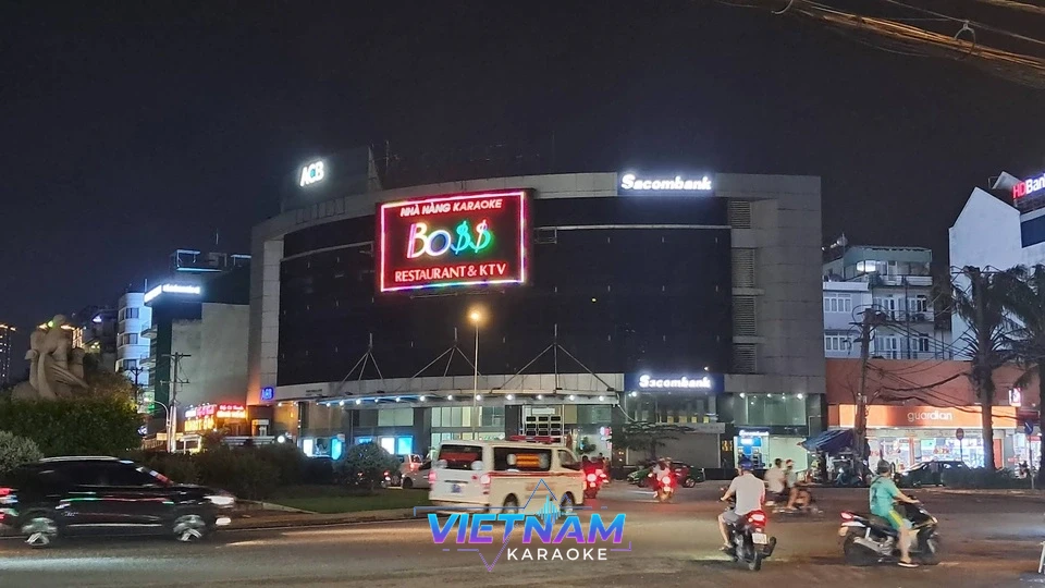 밤에 네온사인이 켜진 보스 가라오케