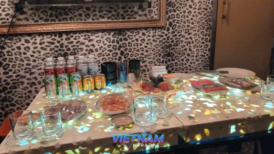 음료와 안주가 차려진 가라오케 테이블