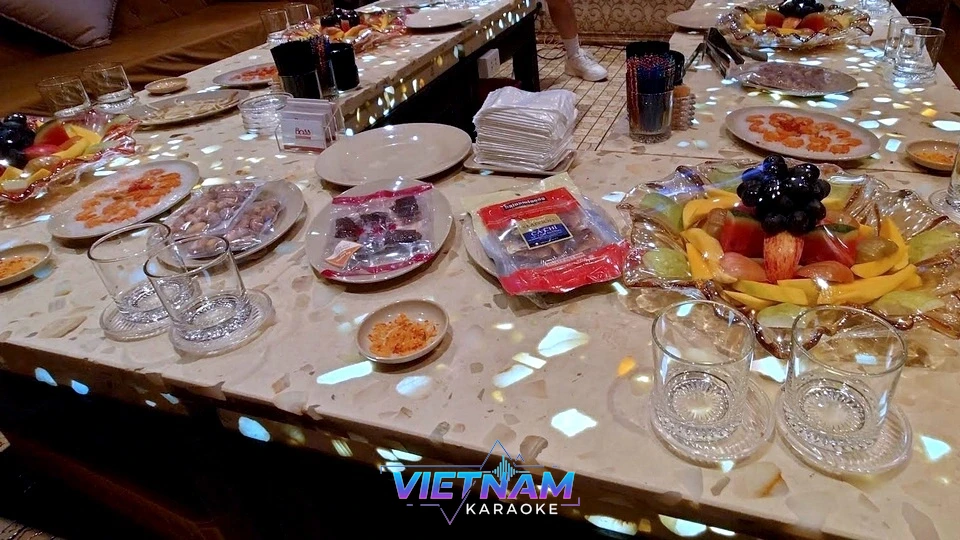 다양한 안주가 세팅된 긴 테이블