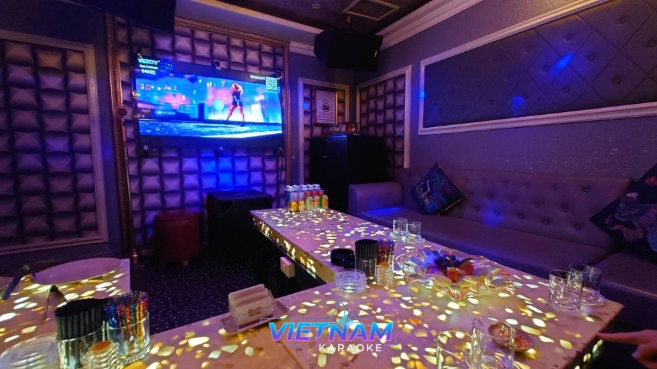 조명이 켜진 가라오케 룸 내부