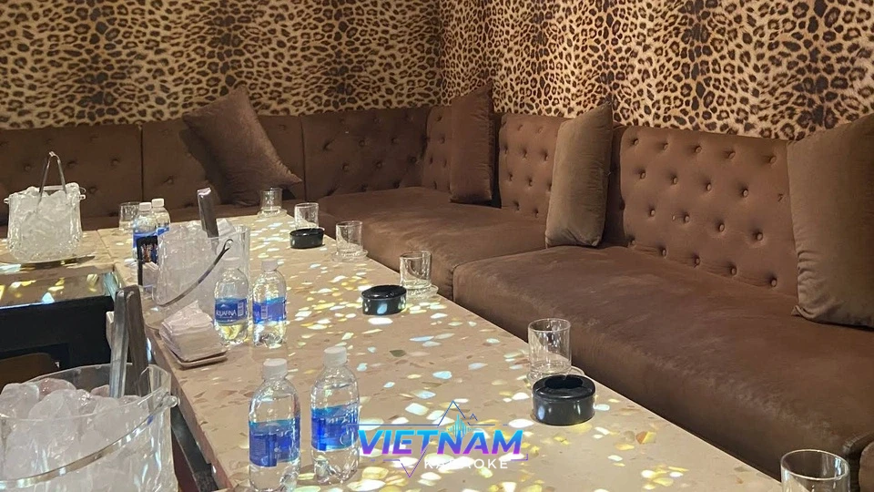 호피 무늬 벽지와 갈색 소파 좌석