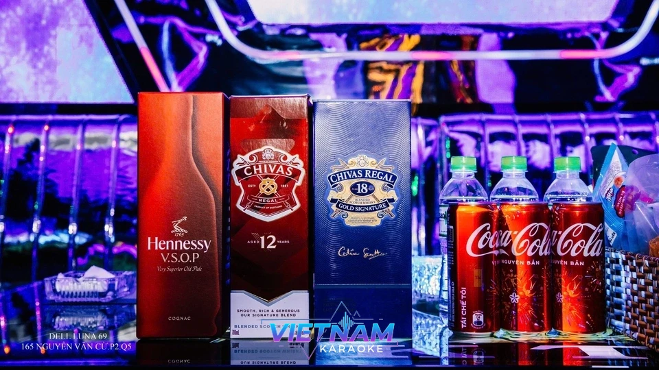 양주와 음료가 세팅된 테이블