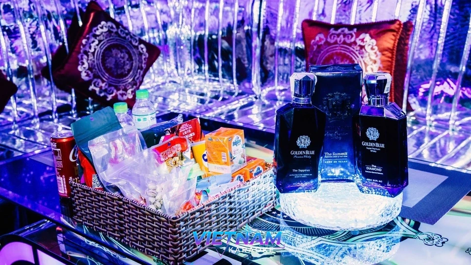 골든 블루 위스키와 안주 세트