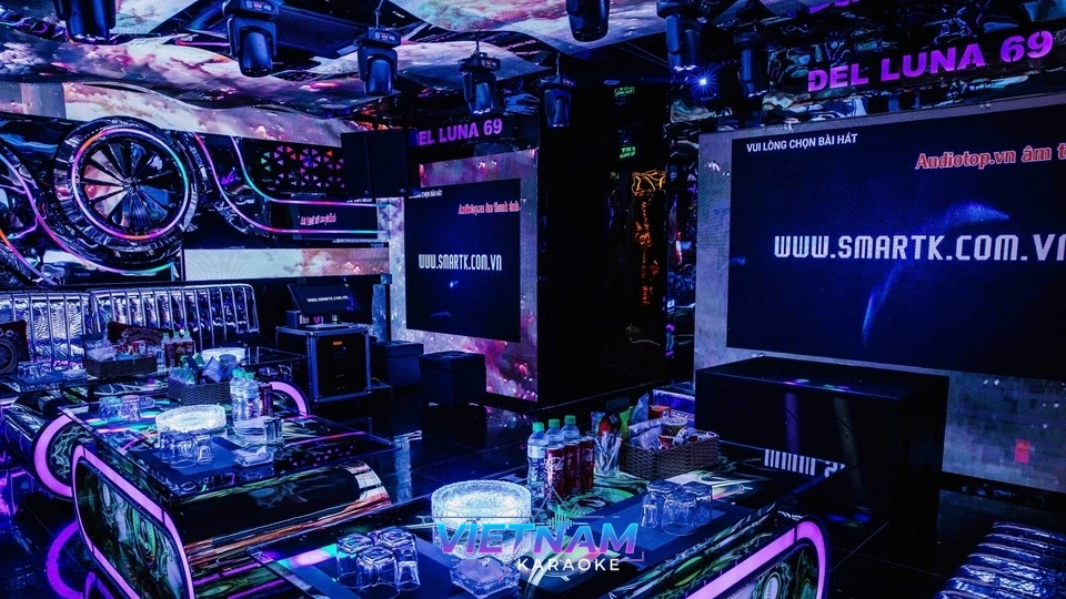 조명이 화려한 가라오케 룸 내부