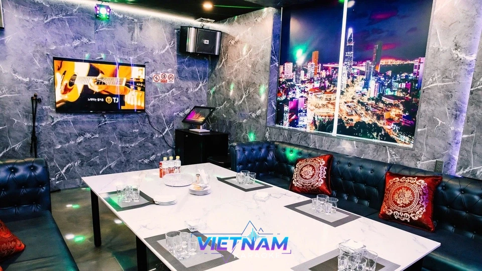 깔끔한 인테리어의 가라오케 룸