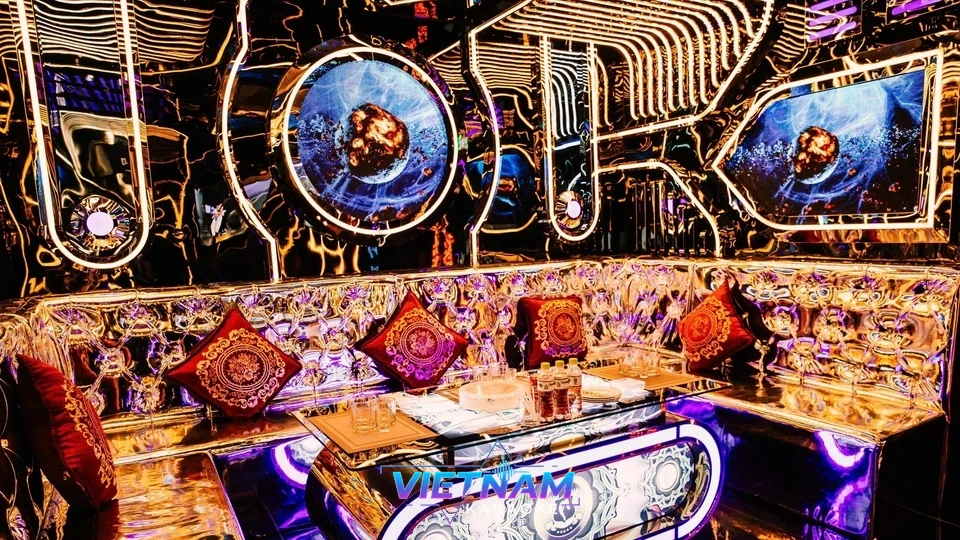 독특한 조명의 가라오케 룸 내부