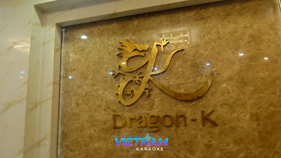 벽면에 부착된 금색 드래곤K 로고 장식