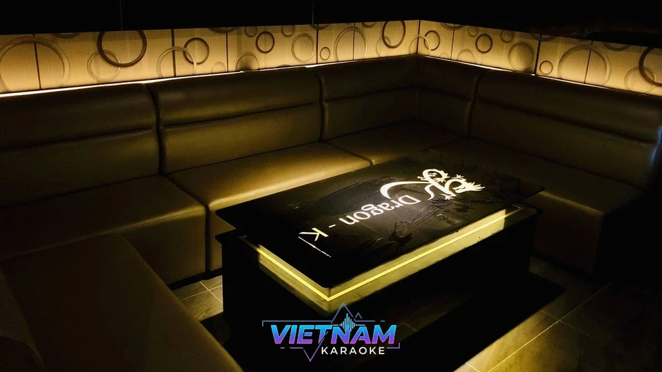 로고 조명이 켜진 테이블과 가라오케 내부