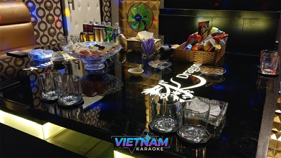 가라오케 테이블 위에 세팅된 주류와 안주