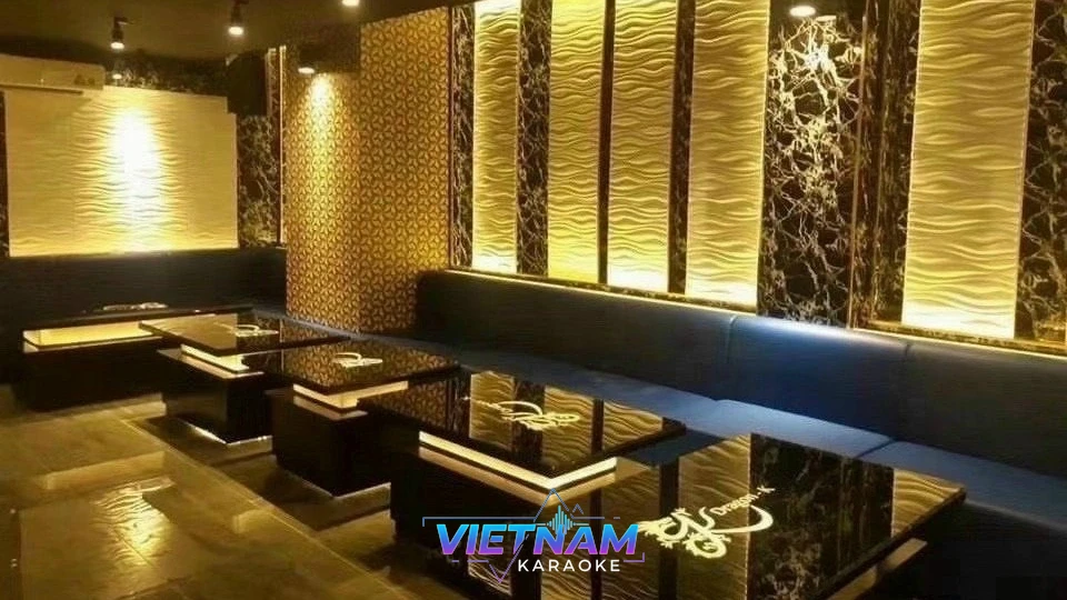 화려한 조명과 벽면 장식이 돋보이는 룸