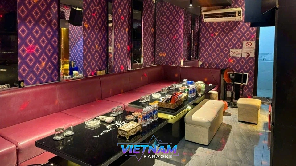 핑크색 소파와 패턴 벽지로 꾸며진 룸