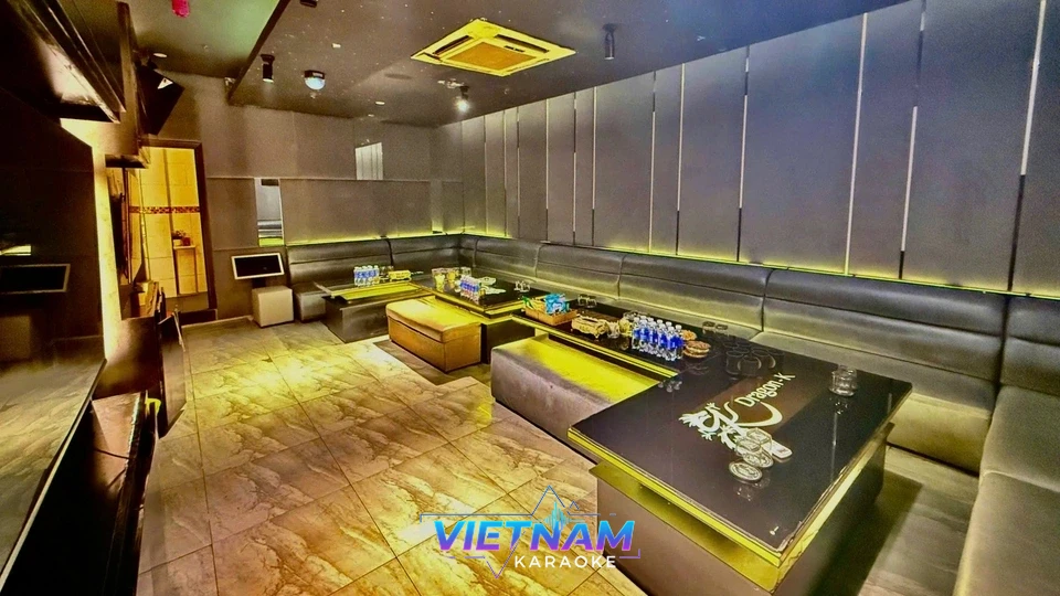 넓은 공간과 고급스러운 인테리어의 대형 룸