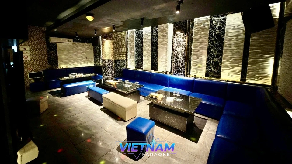 파란색 소파가 배치된 가라오케 룸 내부