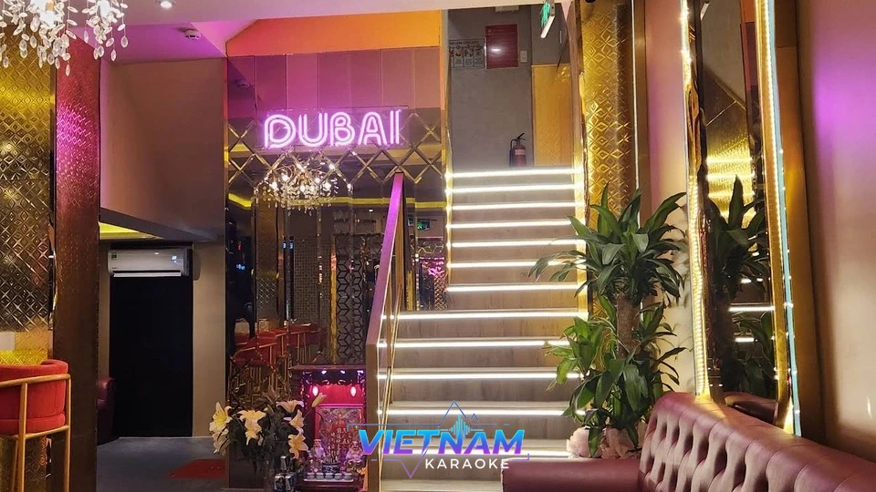 화려한 조명으로 장식된 가라오케 계단