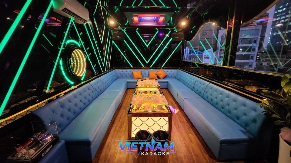화려한 조명과 파란 소파의 가라오케 룸