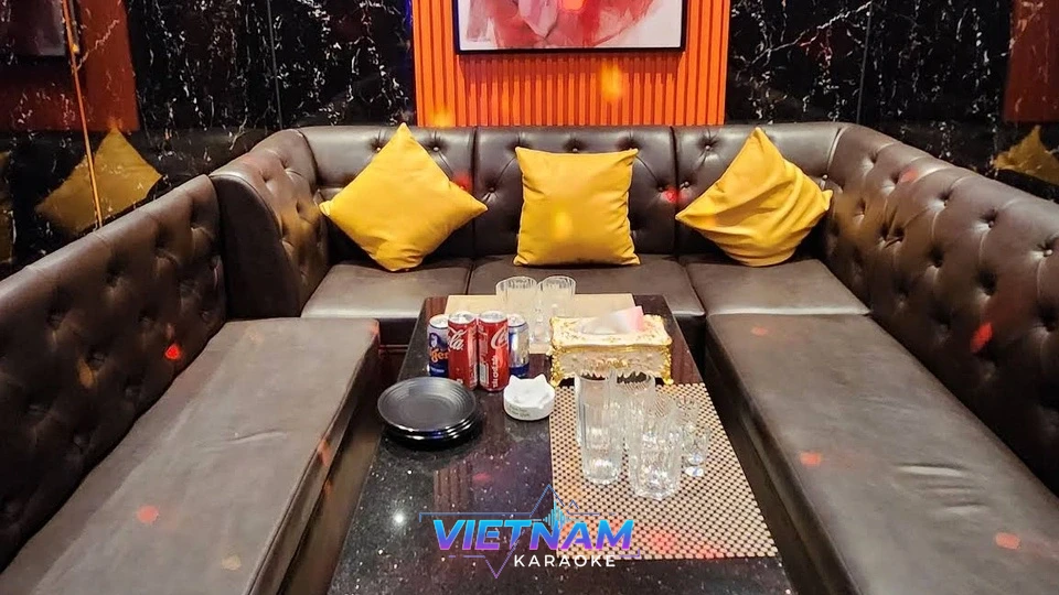 노란 쿠션이 놓인 가라오케 소파 좌석