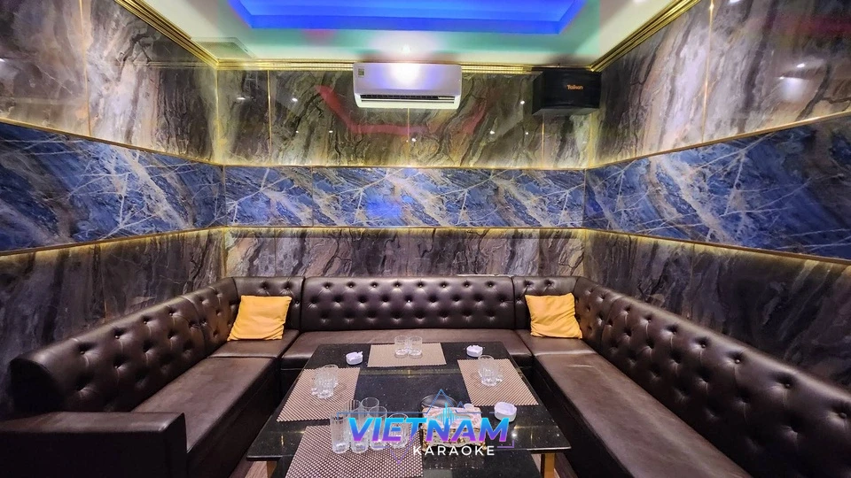 푸른 대리석 벽면의 고급 가라오케 룸