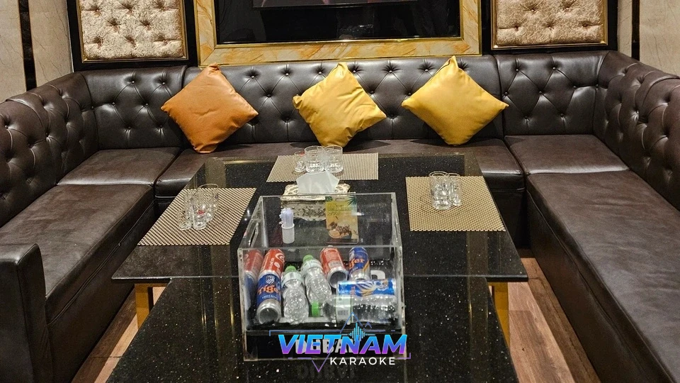안락한 소파와 테이블이 있는 가라오케