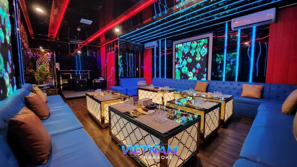 화려한 조명이 감도는 대형 가라오케 룸