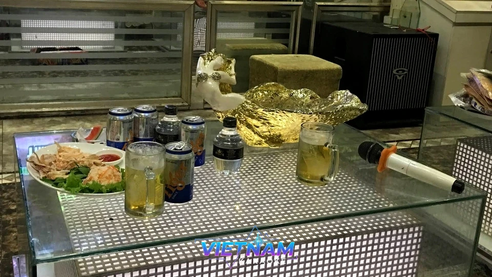 테이블 위 맥주와 마른안주