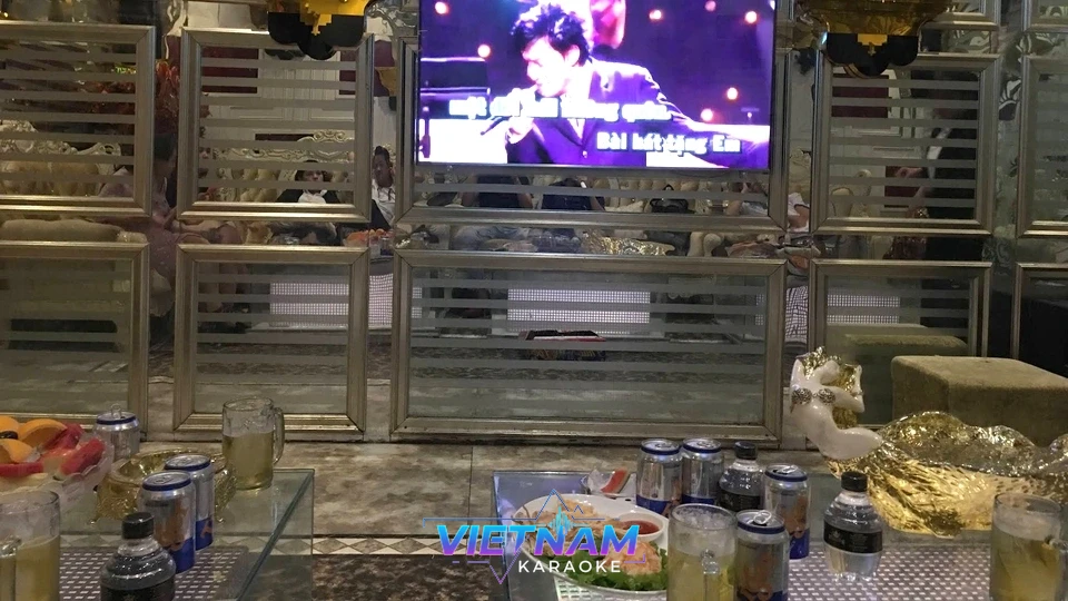 가라오케 룸 모니터와 테이블