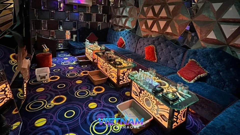 파란색 소파와 화려한 바닥 패턴