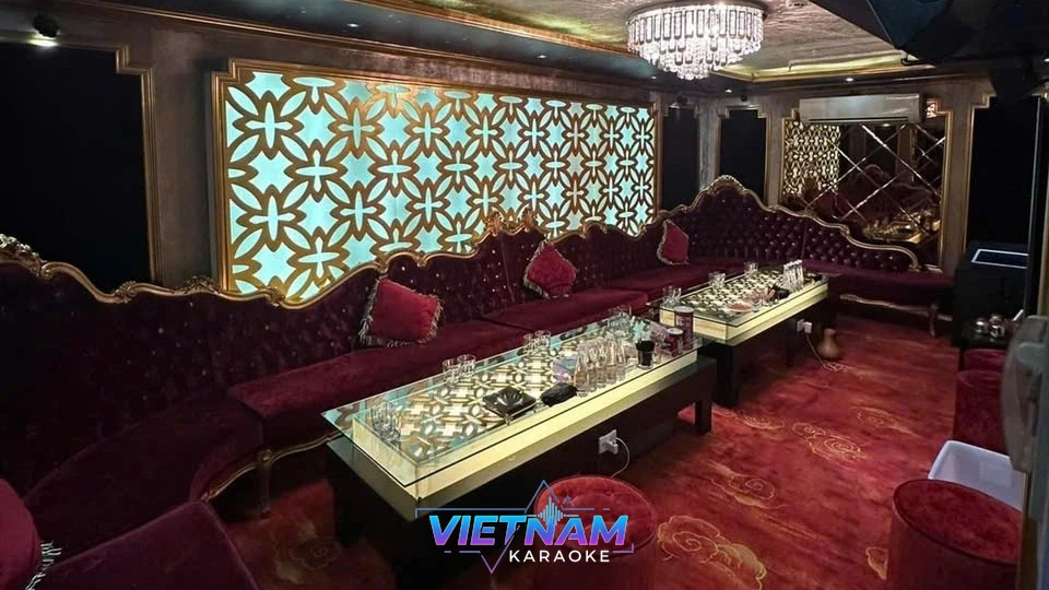 붉은색 소파와 화려한 조명