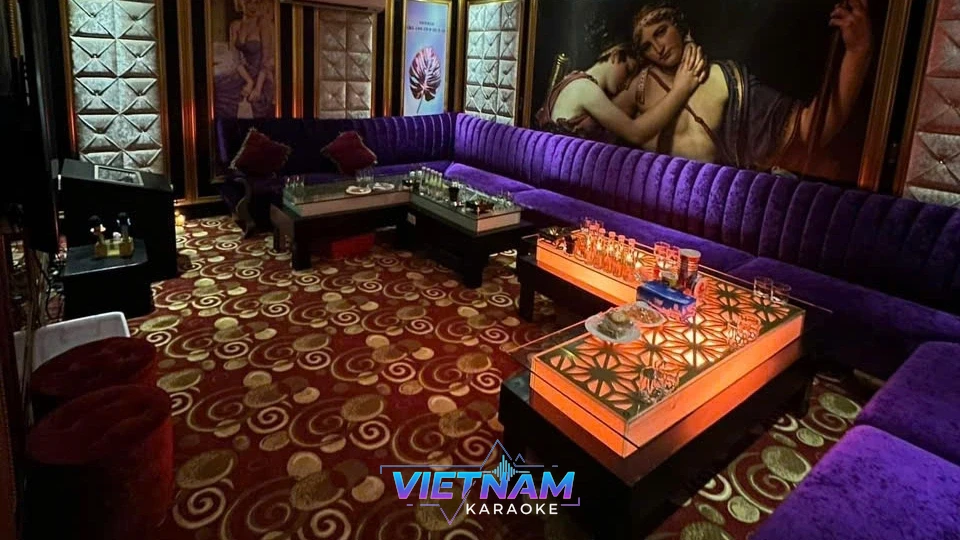 명화가 걸린 보라색 소파 룸