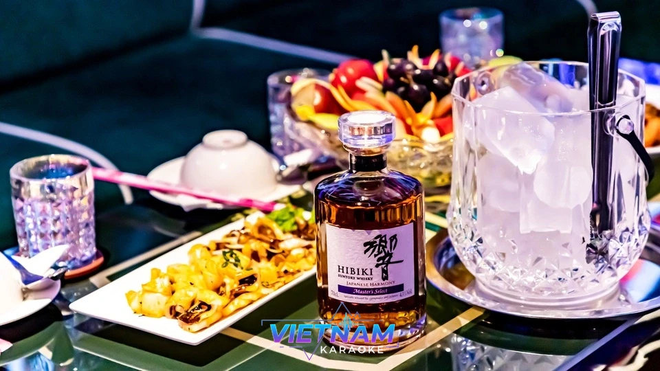 고급 위스키와 안주가 있는 테이블