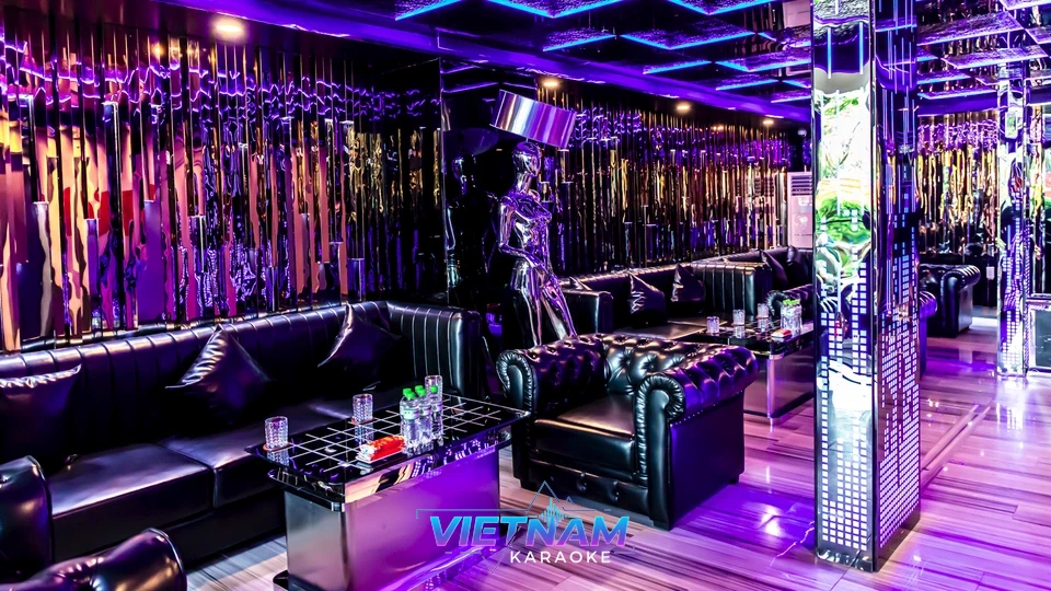 화려한 보라색 조명의 가라오케 내부