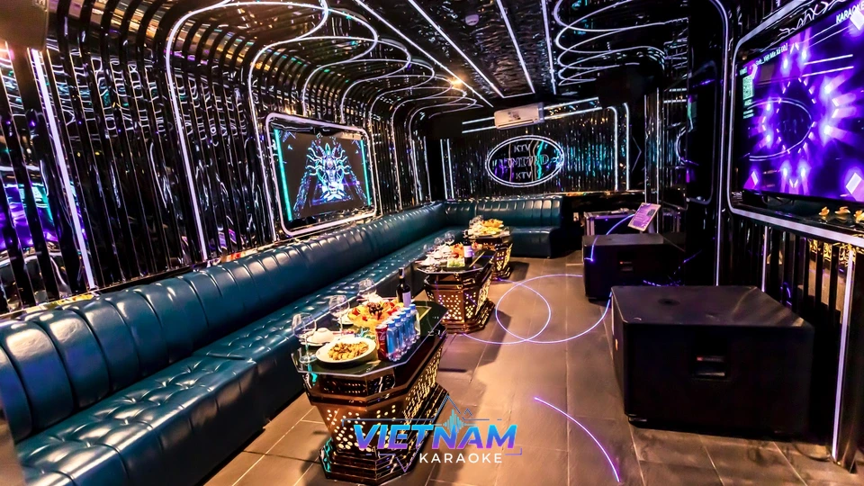 푸른색 소파가 있는 가라오케 룸