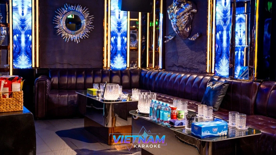 고급스러운 소파와 테이블 세팅