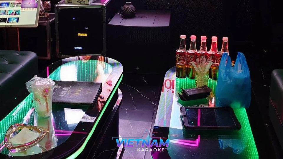 가라오케 테이블 위 음료와 태블릿 메뉴판