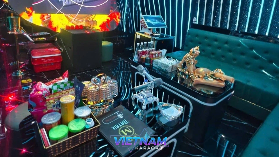 고급스러운 소파와 장식이 있는 룸 내부